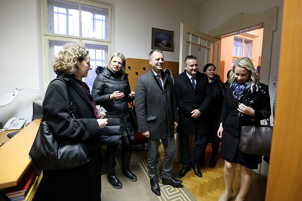 Ministrica Obuljen Koržinek u Virovitici posjetila Palaču Pejačević, Župnu crkvu sv. Roka i Državni arhiv 5
