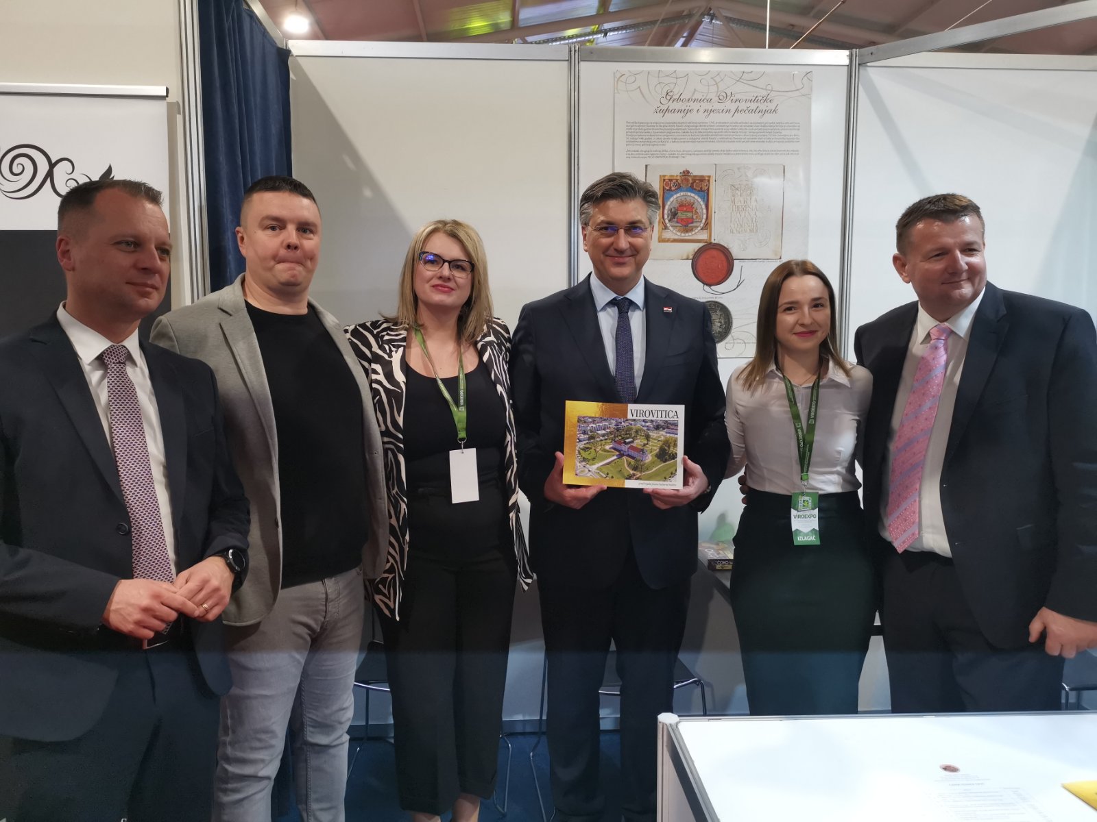 Predsjednik Vlade RH Andrej Plenković obišao izložbeni prostor Državnog arhiva u Virovitici na 26. međunarodnom sajmu Viroexpo 4